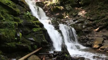 Karpat Dağlarında Şelale