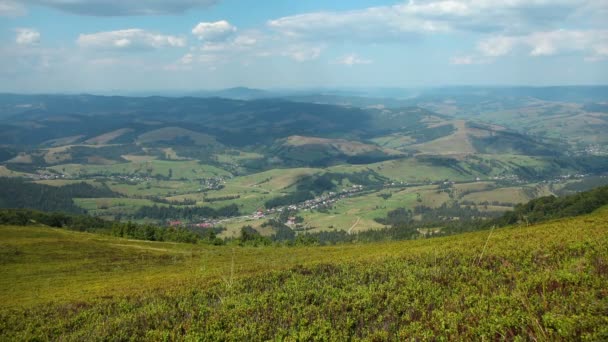 Wolken und schöne grüne Berge — Stockvideo