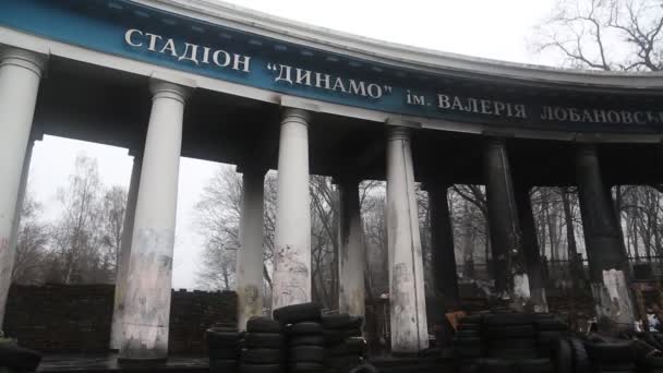 Barricadas cerca del estadio Dinamo — Vídeo de stock