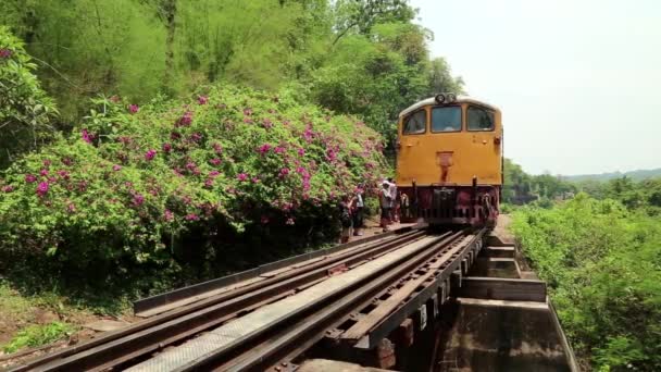 Treno sulla vecchia ferrovia vicino al fiume Kwai — Video Stock