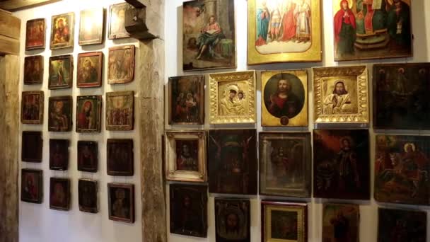 Старые иконы в Радомышльском замке — стоковое видео