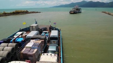 Feribot tekne yelken açmaya hazır