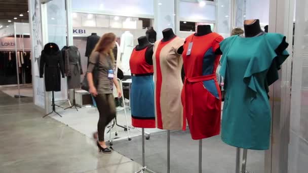 Persone alla sfilata di moda e alla fiera — Video Stock