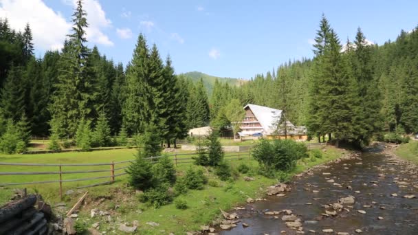 Cabaña cerca de río de montaña en Cárpatos — Vídeo de stock