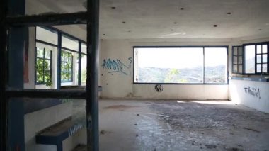 Terk edilmiş bir otel iç