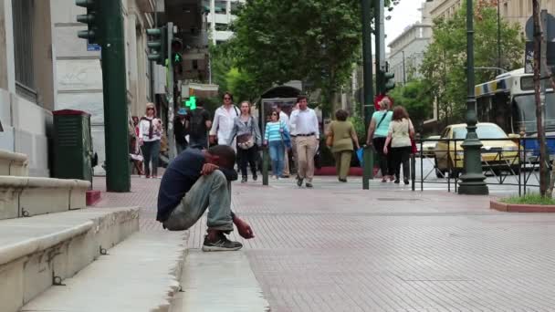 Mendiant et les gens dans la rue à Athènes — Video