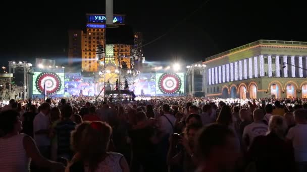 Gente en concierto en la Plaza de la Independencia en Kiev — Vídeo de stock