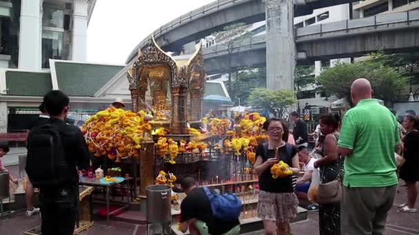 Gente tailandesa cerca de mini templo budista — Vídeo de stock