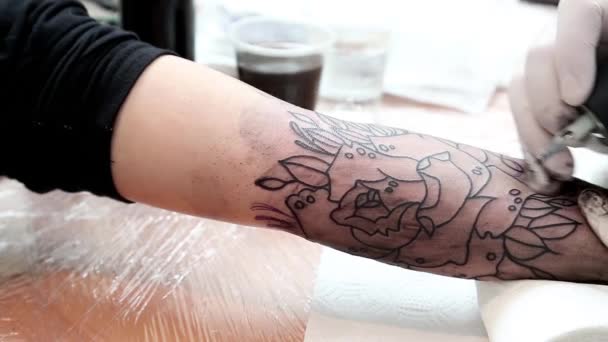 Tattoo auf armタトゥーの腕に置かれる — ストック動画