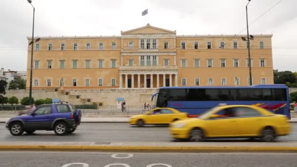 Tráfico por carretera cerca del Parlamento y la Plaza Syntagma — Vídeos de Stock