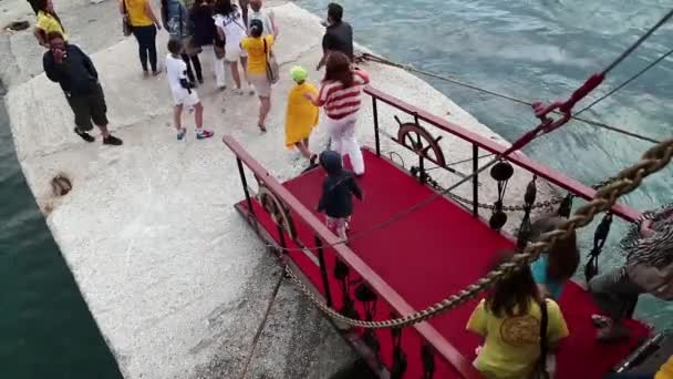 Les gens marchent sur la passerelle du bateau — Video
