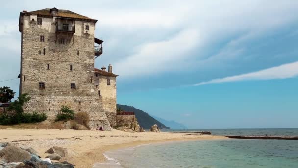 Oude toren op het strand in Ouranoupoli — Stockvideo