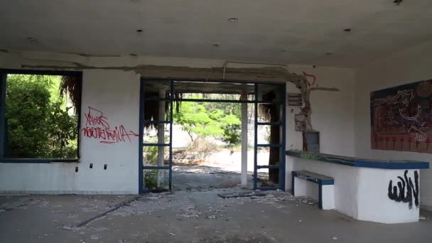 Innenraum eines verlassenen Hotels — Stockvideo