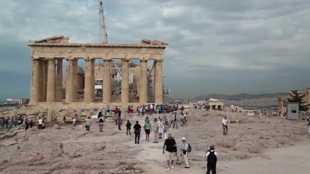 Parthenon yakın kişi — Stok video