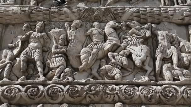 Relief på den gamla galerius Triumfbågen — Stockvideo