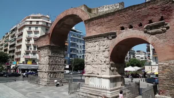 Ludzie w pobliżu starożytnych Arch of Galerius — Wideo stockowe