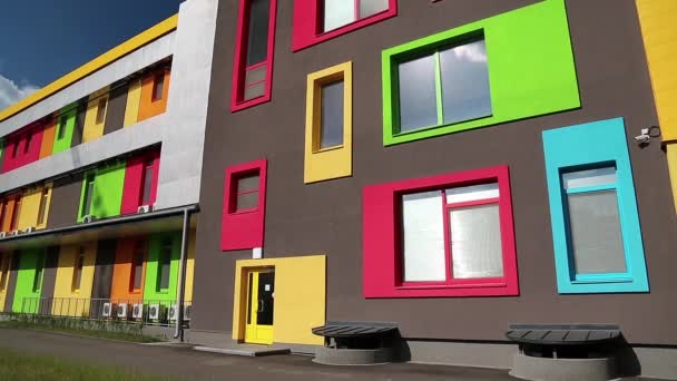 Edifício com janelas coloridas — Vídeo de Stock