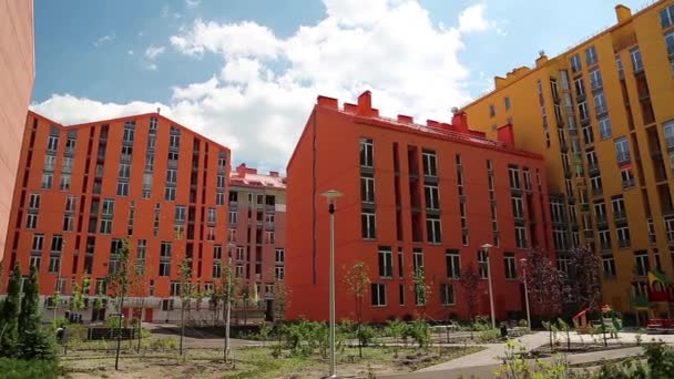 Edificios con fachadas de muchos colores — Vídeo de stock