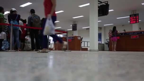 Personnes au poste de contrôle des passeports — Video