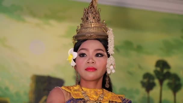 Танцовщица Апсары в ресторане Siem Reap — стоковое видео
