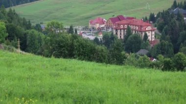 Güzel yeşil çayırlar ve otel binası