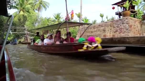 Boat sailing to the floating market — Stock Video