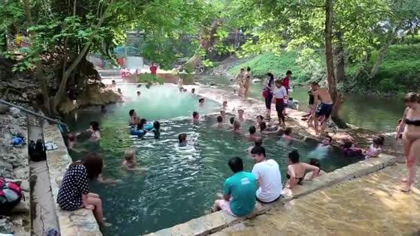 Pessoas na piscina de radônio — Wideo stockowe