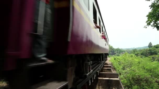 Trainen op oude spoorweg — Stockvideo