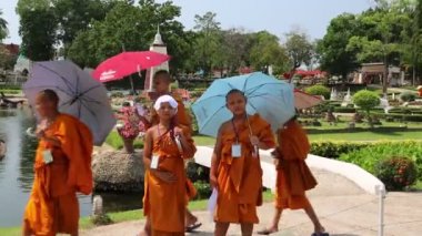Sarı cüppeler içinde genç Budistler
