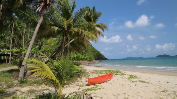 Canoa vermelha na praia tropical — Vídeo de Stock