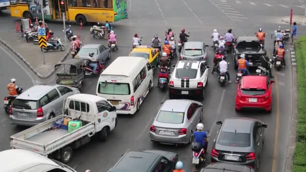 Many cars on the crossroads in Bangkok — Stock Video
