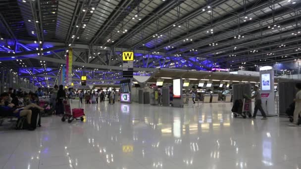 Lidé uvnitř mezinárodní letiště v Bangkoku — Stock video