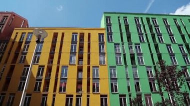 binalar çok renkli cephe sistemleri ile