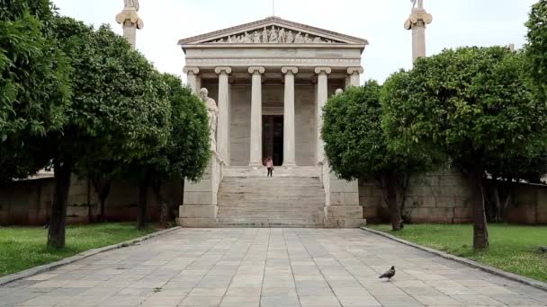 Edificio principal de la Academia de Atenas — Vídeo de stock