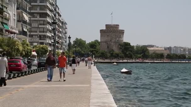 Tour blanche et les gens sur le front de mer — Video