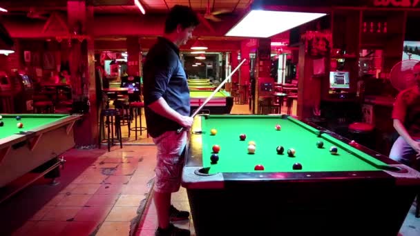 Люди играют в бильярд в бильярдном клубе — стоковое видео