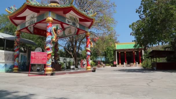 Kinesiska lusthus och buddhistiska tempel — Stockvideo