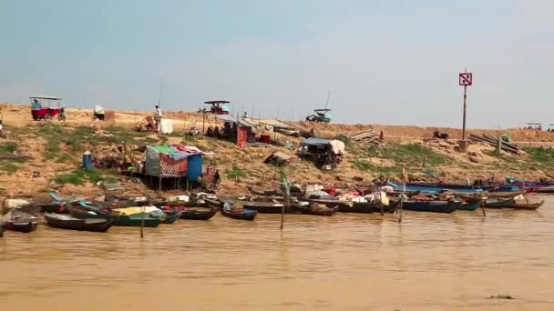Tonle 수액 호수 선박 항해 — 비디오