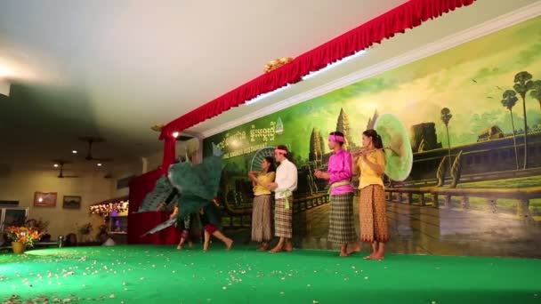 Kambodjanska theatre i lokal restaurang i Siem Reap stad — Stockvideo