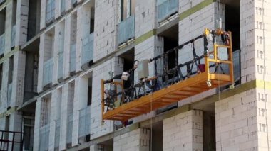 Bina yapım aşamasında elektrikli vinç