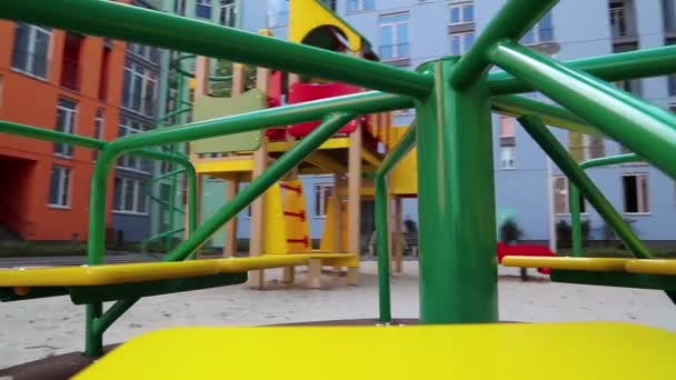 Merry-go-round op kinderspeelplaats — Stockvideo