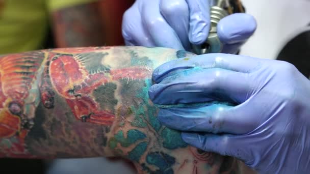 Tatuering sätts på arm — Stockvideo