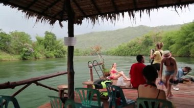 İnsanlar float Kwai Nehri üzerinde salda