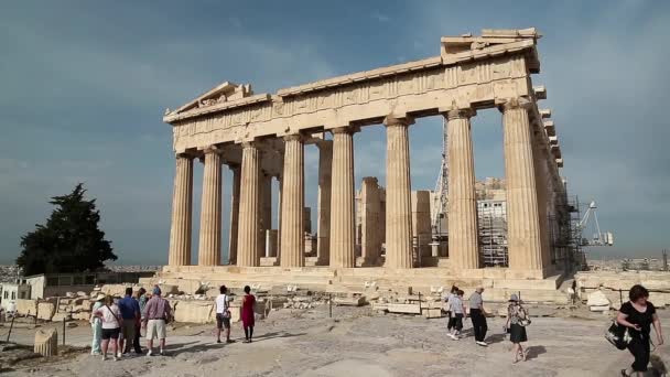 Mensen in de buurt van de parthenon — Stockvideo