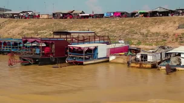 Плавучая деревня вьетнамских беженцев — стоковое видео