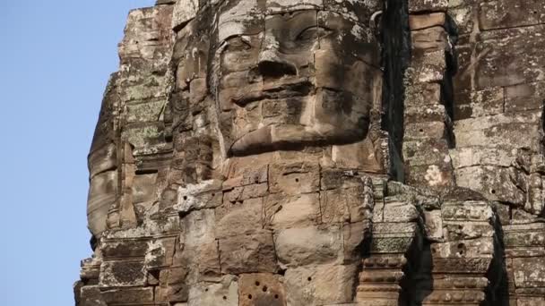 Bajorrelieve de la cara en Bayon — Vídeos de Stock