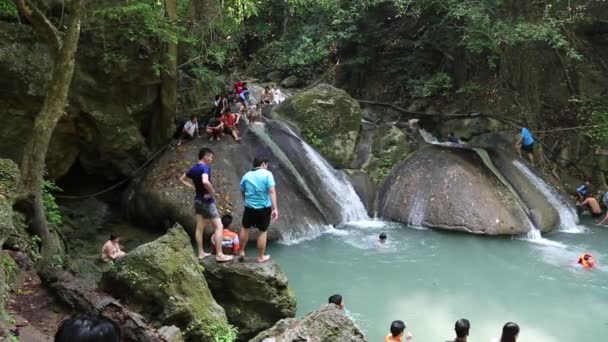 Pessoas no Parque Nacional de Erawan — Vídeo de Stock