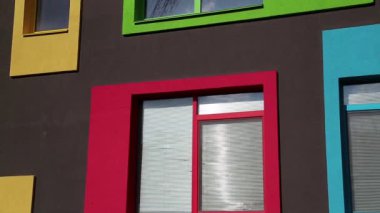 Renkli pencerelerle bina