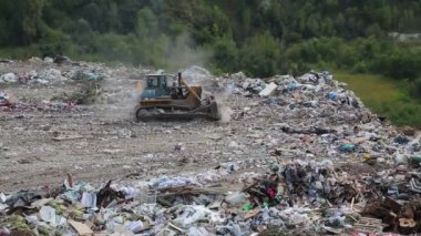 Buldozer şehir dökümü üzerinde