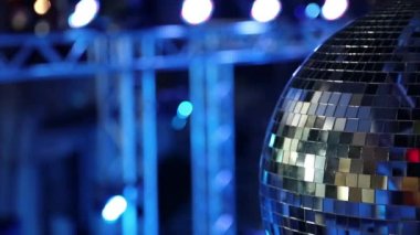 dans pisti üzerinde iplik glitterball